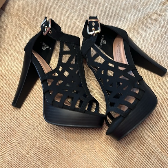 Trends Collection Heeled Sandals - Picture 5 of 5